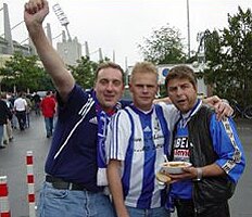 SK-Kölsch-Star Uwe Fellensiek (rechts) mit Kumpels am Ruhrstadion